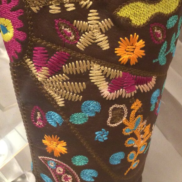 7.5 LEATHER COWGIRL BOOTS WITH COLORFUL FEMININE EMBROIDERY - Picture 7 of 12